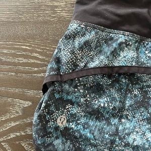 LuluLemon Speed Up Low-Rise Lined Short 2.5" -size 4, Black and Blue
